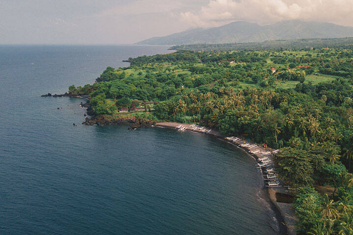 Aerial view of the beach and landscape of Tulamben, Bali, Indonésia