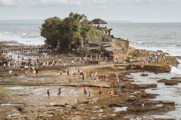 Crowds arriving at Tanah Lot Temple for sunset by Made Caesar